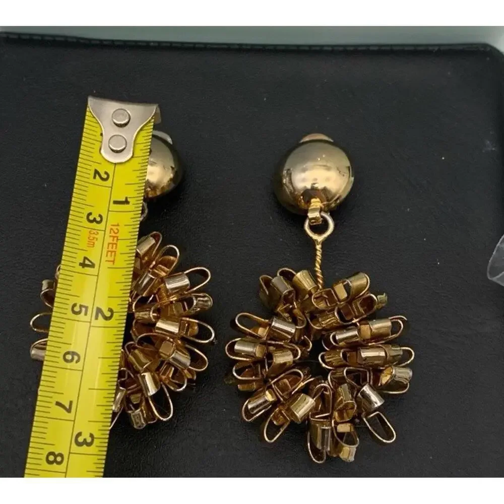 Vintage Gold Tone Chunky Ribbon Wreath Clip On Earrings (READ) - Picture 3 of 4